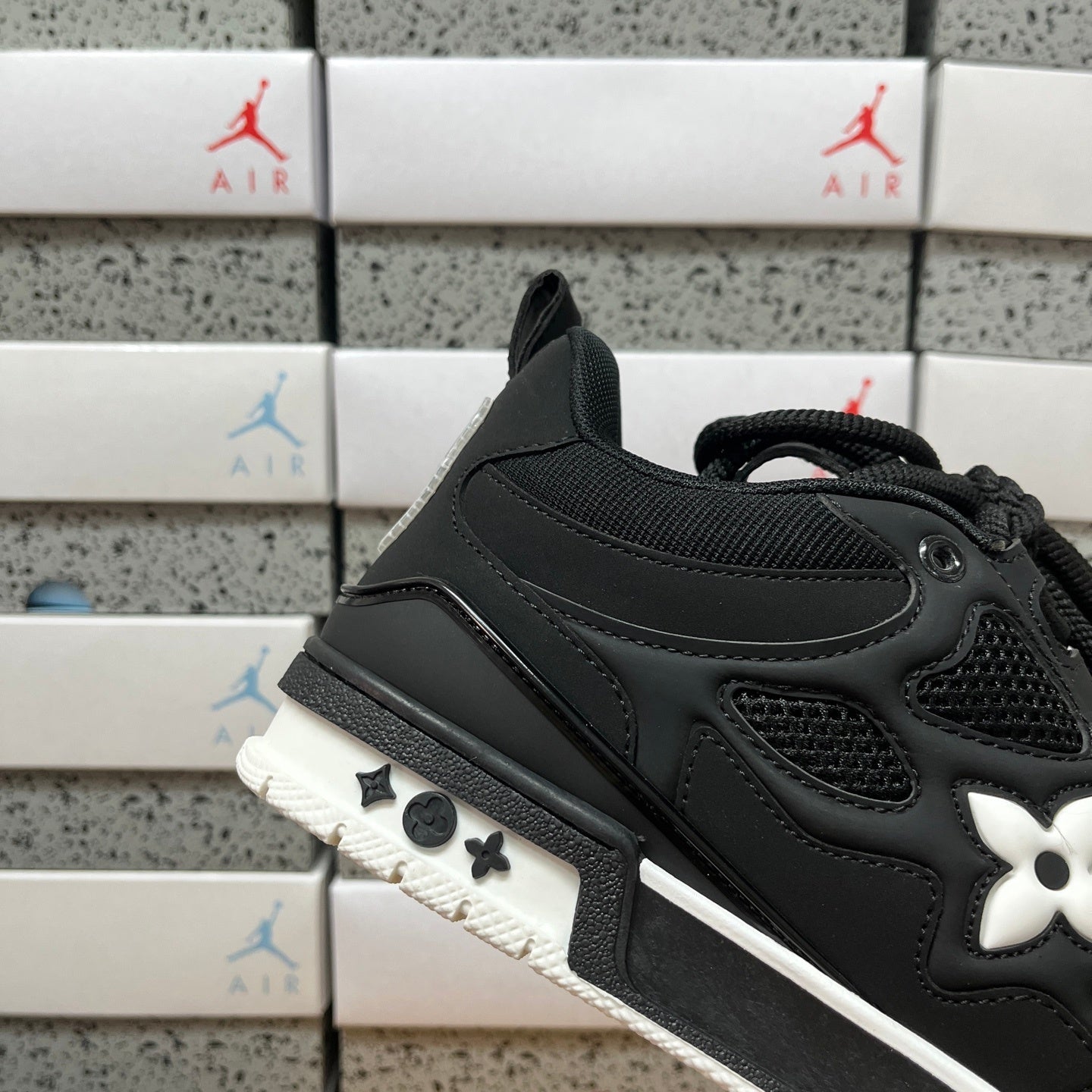 LV skate black