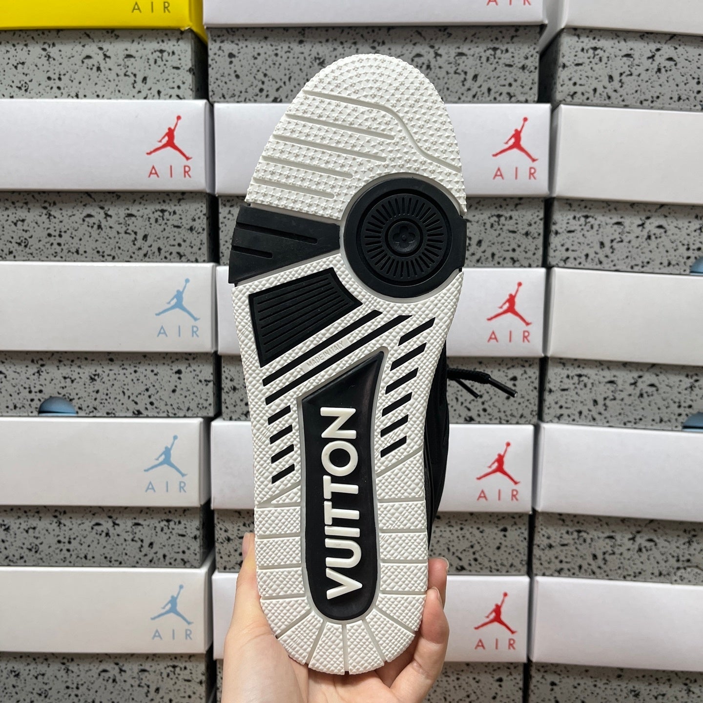 LV skate black