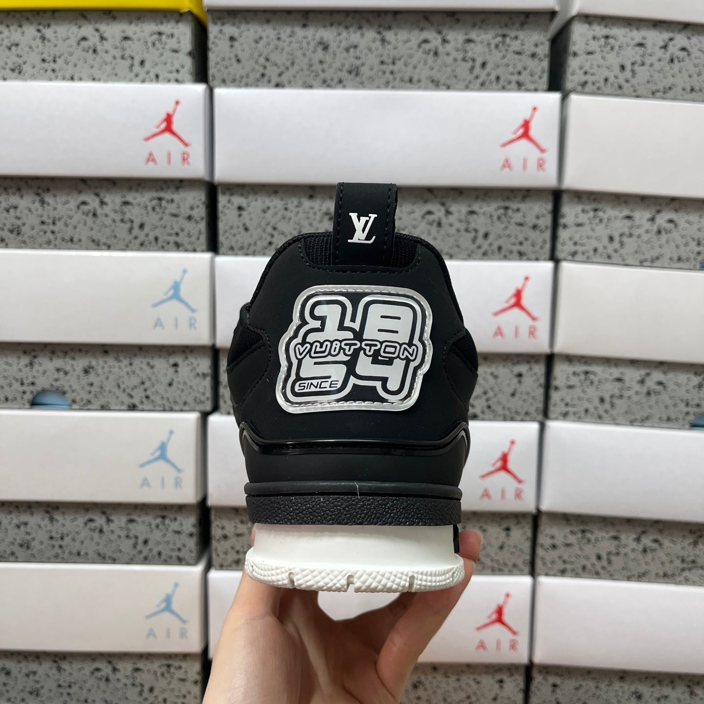 LV skate black