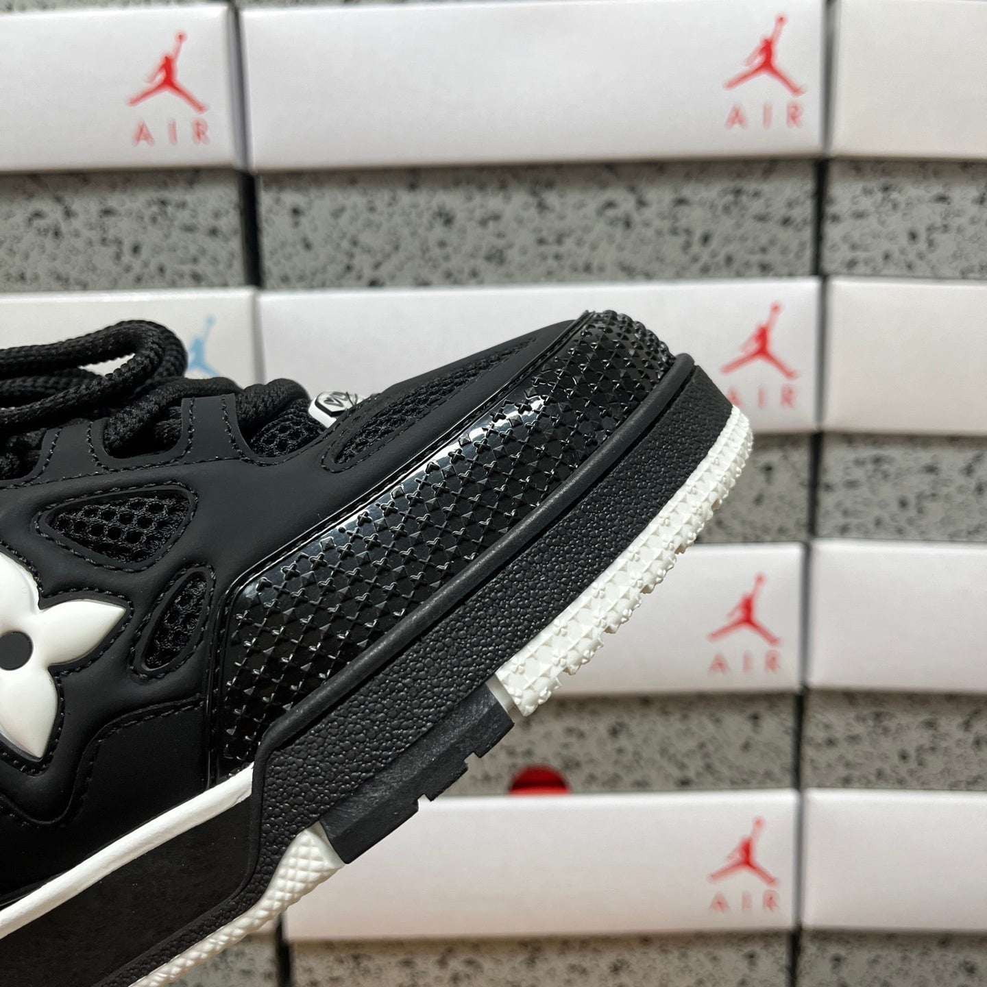 LV skate black