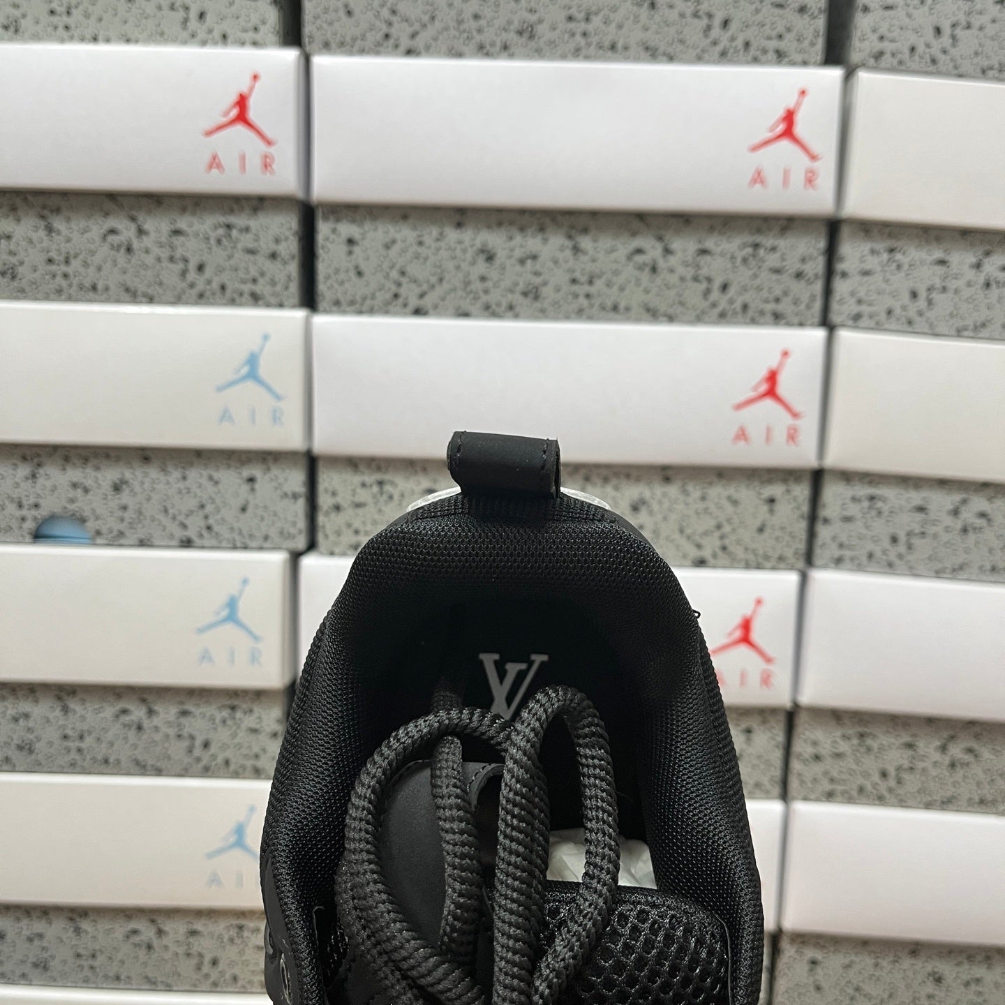 LV skate black